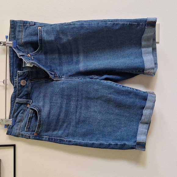 Time and Tru Stretch Denim Bermuda Mid-Rise Comfortable Fit, Shorts Size 6 - Picture 5 of 6